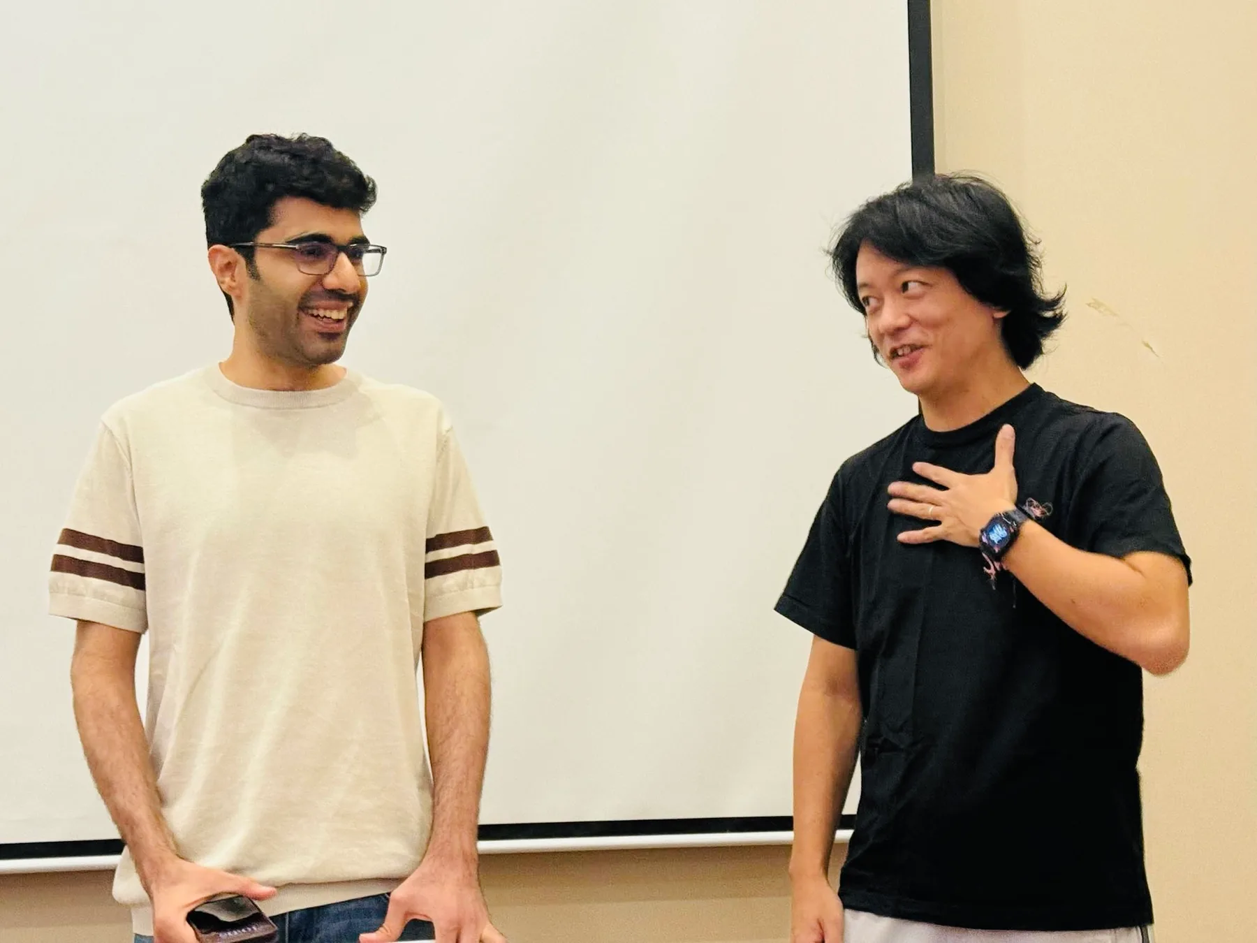 企業視察で参加者を案内するHyder Alkhalifahと森和孝。
