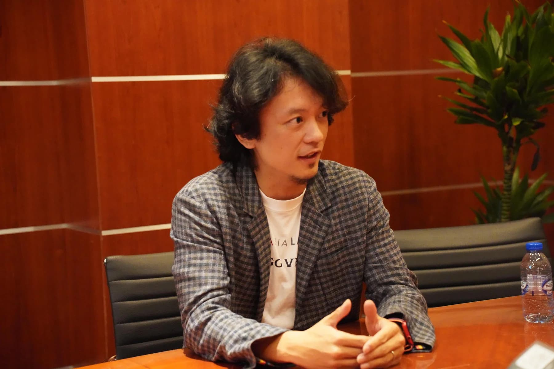 テーブルで話す森 和孝
