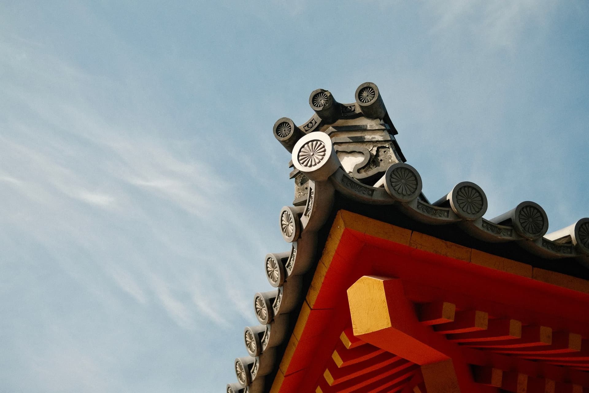 京都の社寺の屋根。桟瓦と懸魚の意匠。
