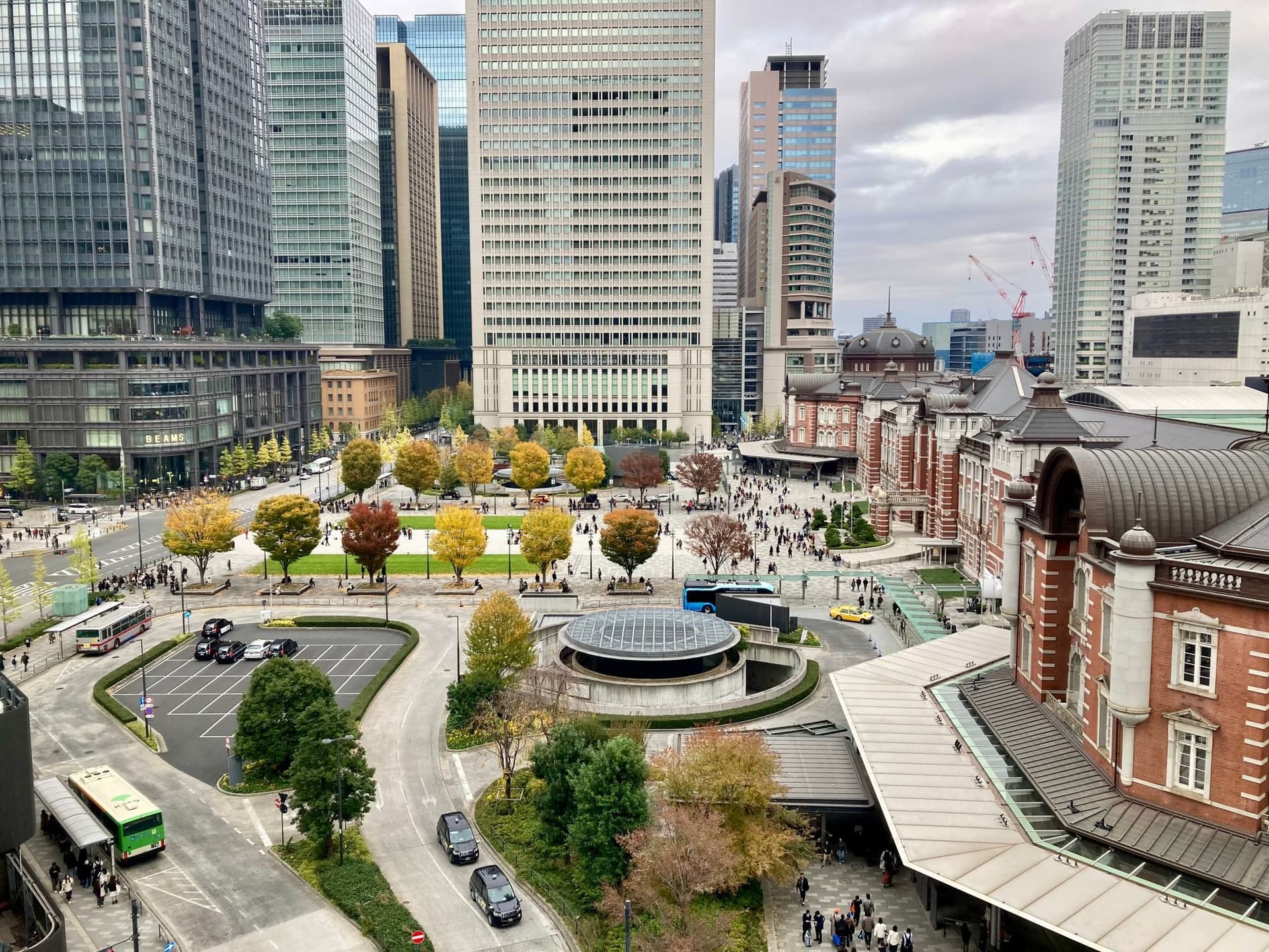 上空から見た丸の内。東京駅の赤煉瓦駅舎とオフィスビル群。